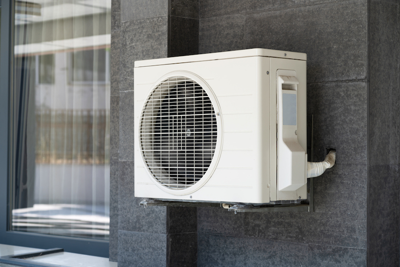 Een airconditioner, een moderne toevoeging aan ieder gebouw, wordt aan de zijkant gemonteerd om de koeling tijdens warme zomerdagen te optimaliseren.